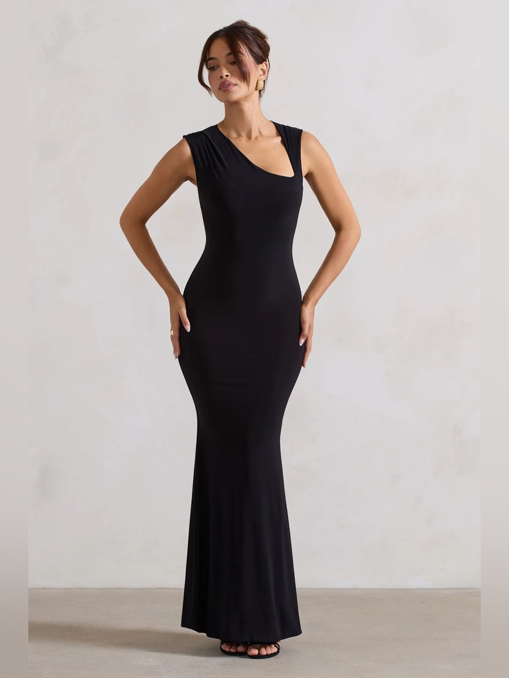 BEHIND THE SCENES
Black Sleeveless Cut-Out Maxi Dress - Picture 4 of 6